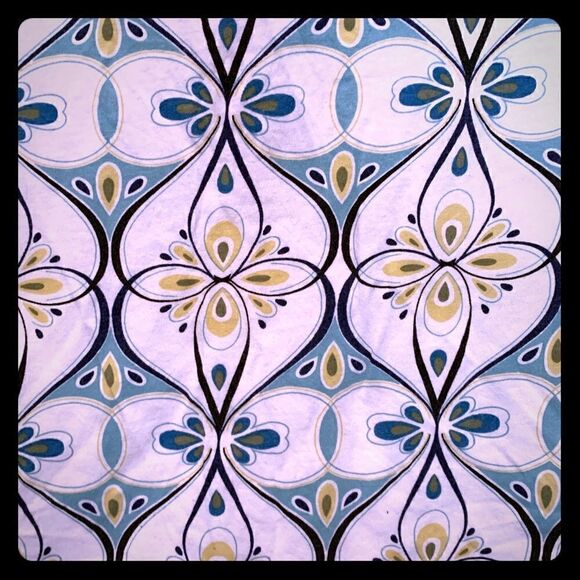 Women's Floral Patterned Fitted Tee - Picture 5 of 7